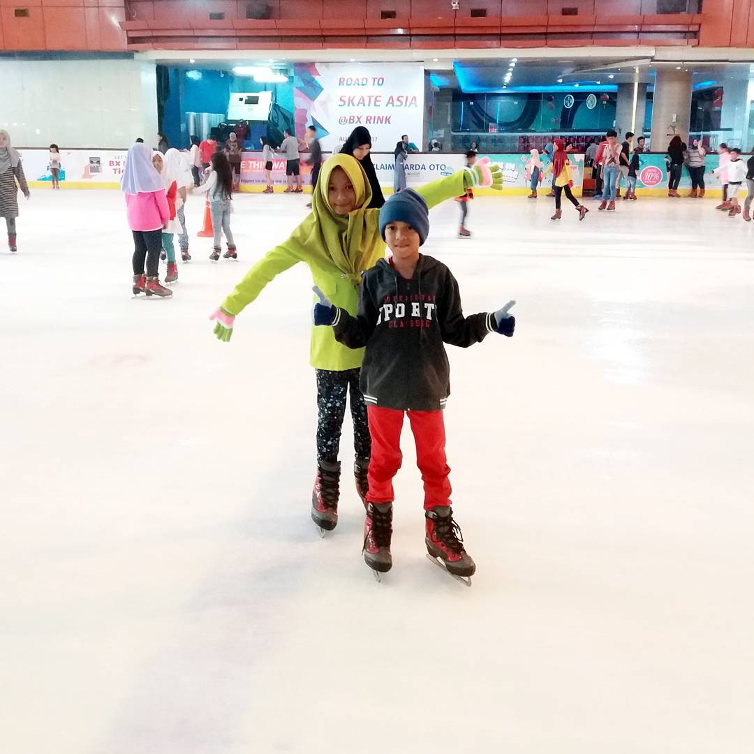 asyiknya bermain ice skating di bintaro tangerang selatan