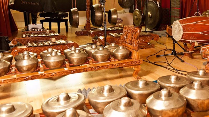 Musik tradisional alat gamelan jawa disebut pemain Gamelan