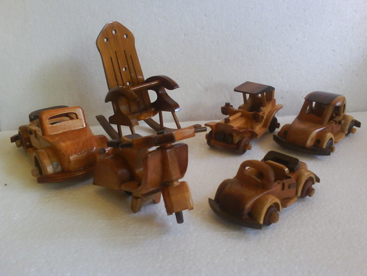 Kerajinan dari Kayu Miniatur Mobil