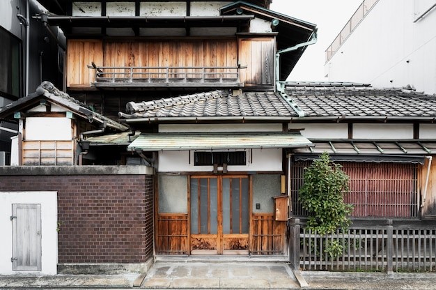 Desain rumah tingkat separuh belakang gaya Japandi. 