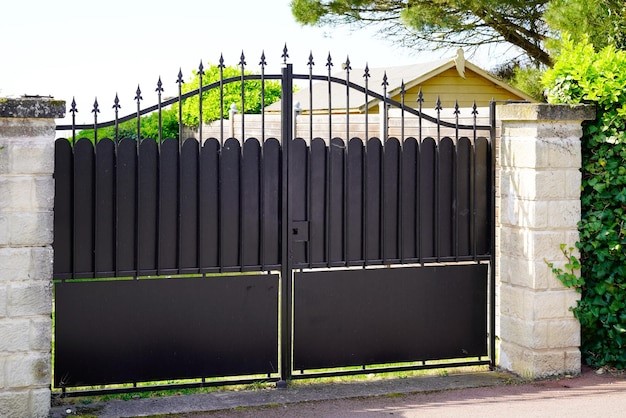 Desain pagar rumah klasik Eropa tampak mewah dengan warna hitam. 
