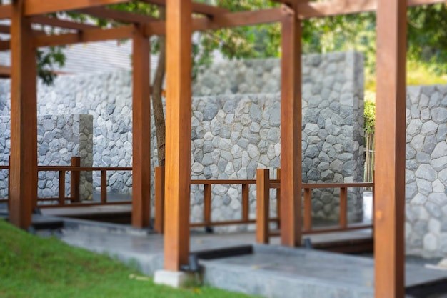 Model gazebo dari beton dengan batu alam. 