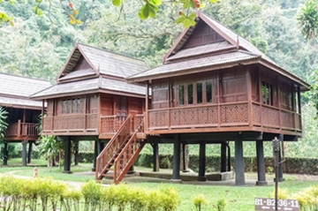 Villa kayu menjadi salah satu desain villa di pegunungan. 