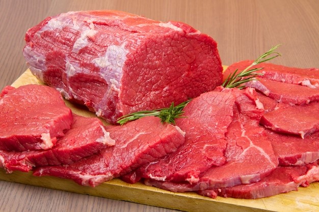 Olahan daging merah jadi makanan yang dilarang penderita infeksi saluran kencing. 