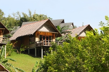 Villa lahan miring menjadi salah satu desain villa di pegunungan. 
