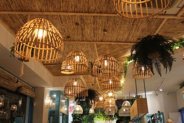 Lampu gantung bambu jadi desain lampu cafe outdoor. 