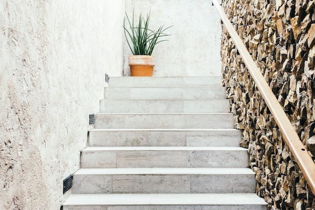 Posisi tangga rumah minimalis diapit tembok. 