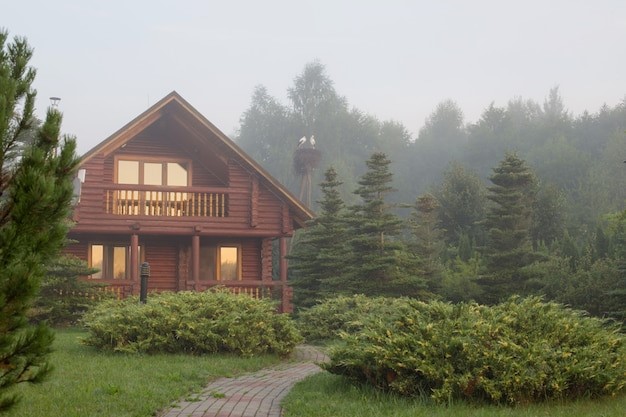 Rumah kayu sebagai desain rumah halaman luas. 