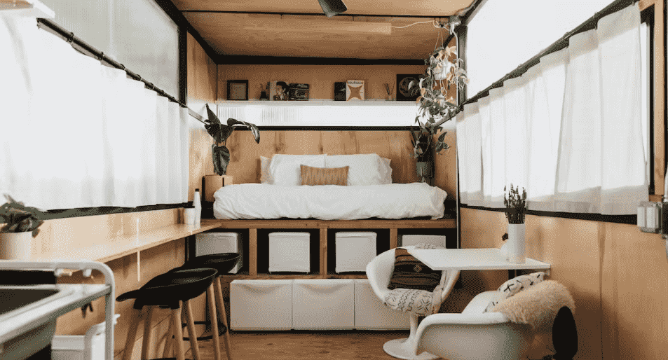 Desain kamar tidur dari triplek dengan tempat tidur tinggi. 