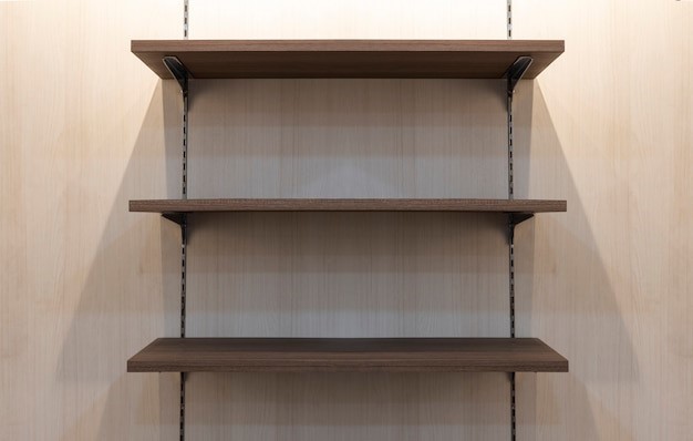 Rak gantung vertikal sebagai salah satu perabotan rumah tangga minimalis unik. 