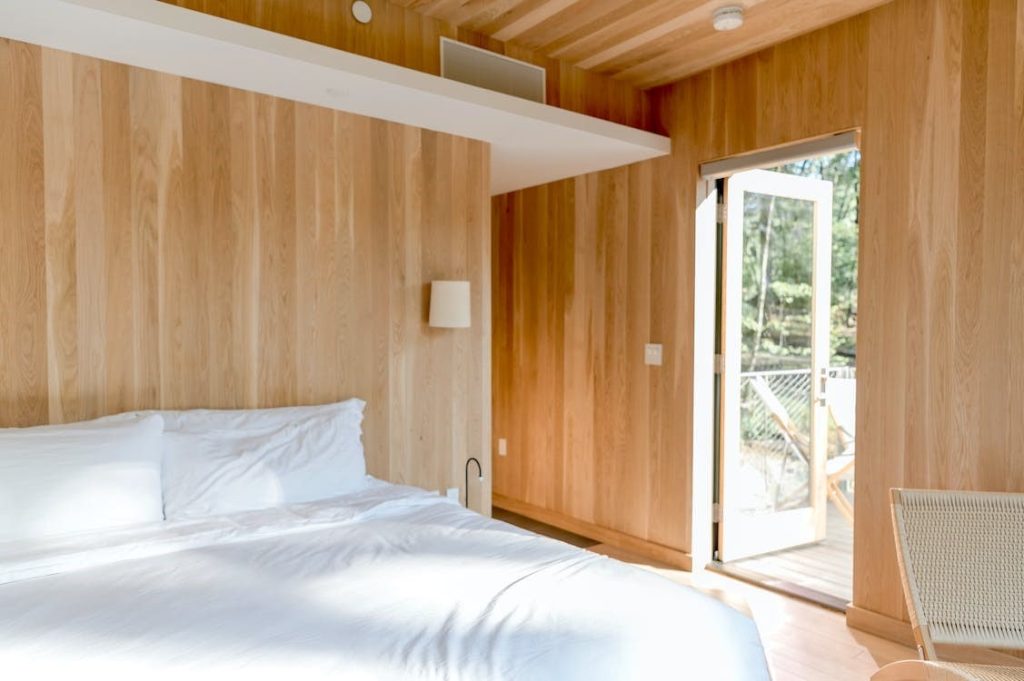Desain kamar tidur dari triplek dengan desain simpel. 