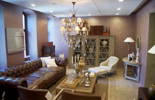 Desain klasik ruang keluarga mewah. 