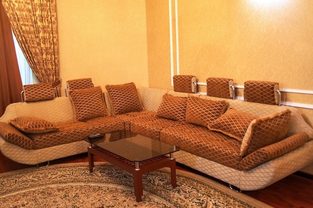 Ruang tamu ala Timur Tengah dengan warna cokelat dan krem. 