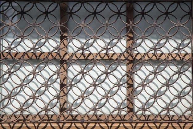Panel logam sebagai contoh hiasan eksterior. 