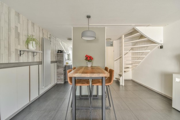 Posisi tangga rumah minimalis dekat dapur. 