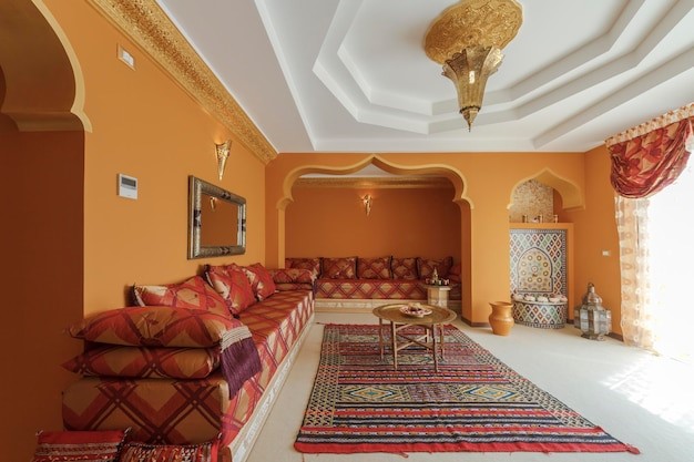 Karpet merah untuk ruang tamu ala Timur Tengah. 
