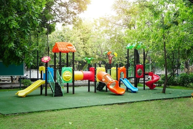 Tempat main anak dalam desain rumah halaman luas. 