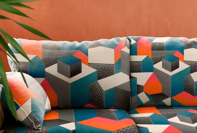 Desain interior bohemian dengan sofa warna-warni. 