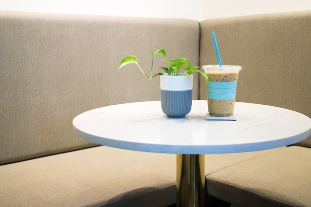 Meja kopi minimalis sebagai salah satu perabotan rumah tangga minimalis unik. 