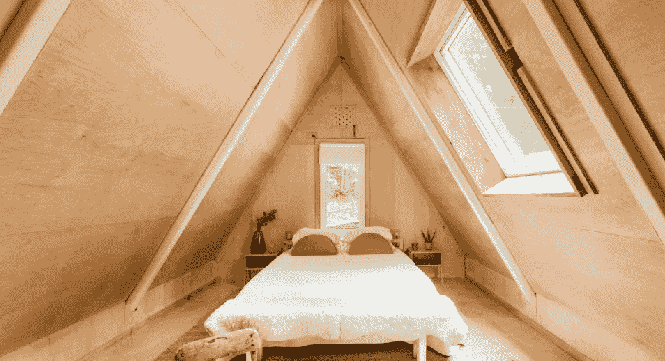 Desain kamar tidur dari triplek dengan model segitiga unik. 