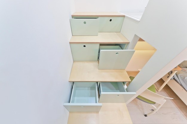 Lemari penyimpanan pada tangga sebagai salah satu perabotan rumah tangga minimalis unik. 