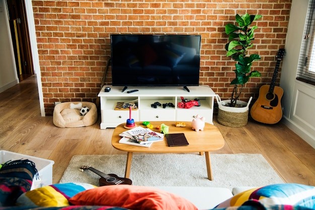 Ruang tv sederhana tanpa sofa dengan bean bag. 