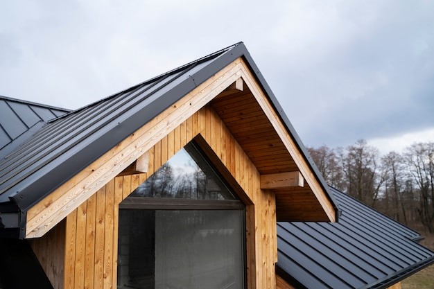 Desain rumah pojok trapesium dengan atap bertingkat. 