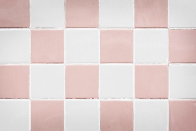 Keramik lantai kamar mandi warna pink berpola. 