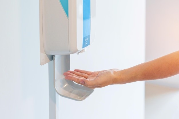Dispenser sabun sebagai salah satu peralatan kamar mandi unik.