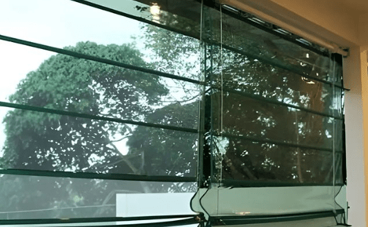 Monsoon blind sebagai desain tirai penutup balkon. 