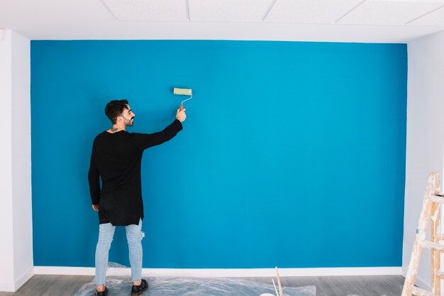Menggunakan cat dinding atau wallpaper. 