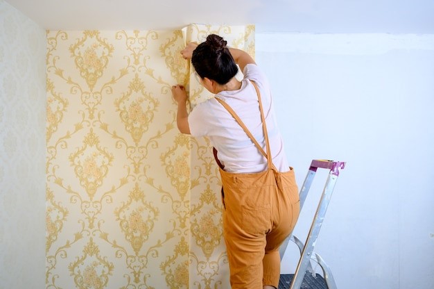 Memasang cat dinding atau wallpaper.