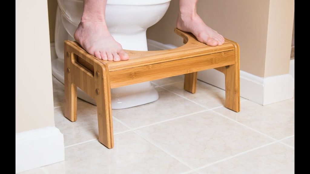 Pijakan kaki toilet adalah salah satu peralatan kamar mandi unik. 