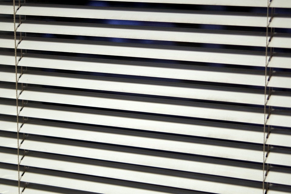 Tirai aluminium sebagai desain tirai penutup balkon. 