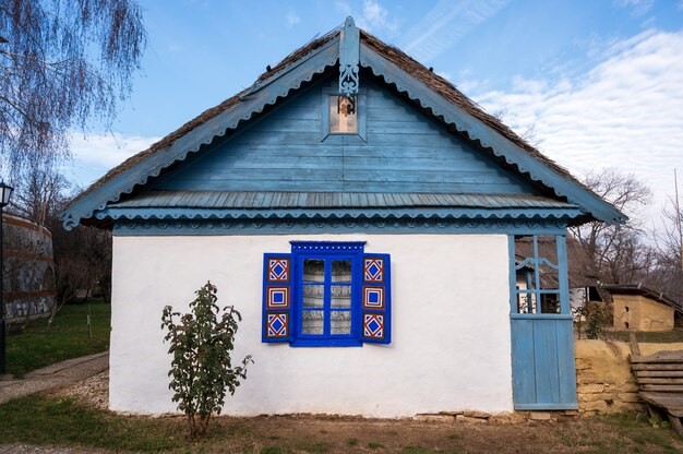 Desain cottage minimalis warna biru. 