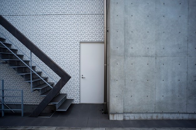 Desain tangga melayang yang abstrak minimalis. 