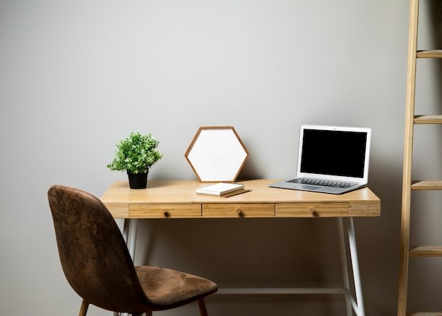Desain meja kerja minimalis. 