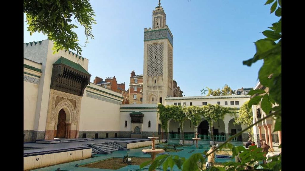 Grande Mosquée de Paris adalah salah satu masjid di Prancis. 
