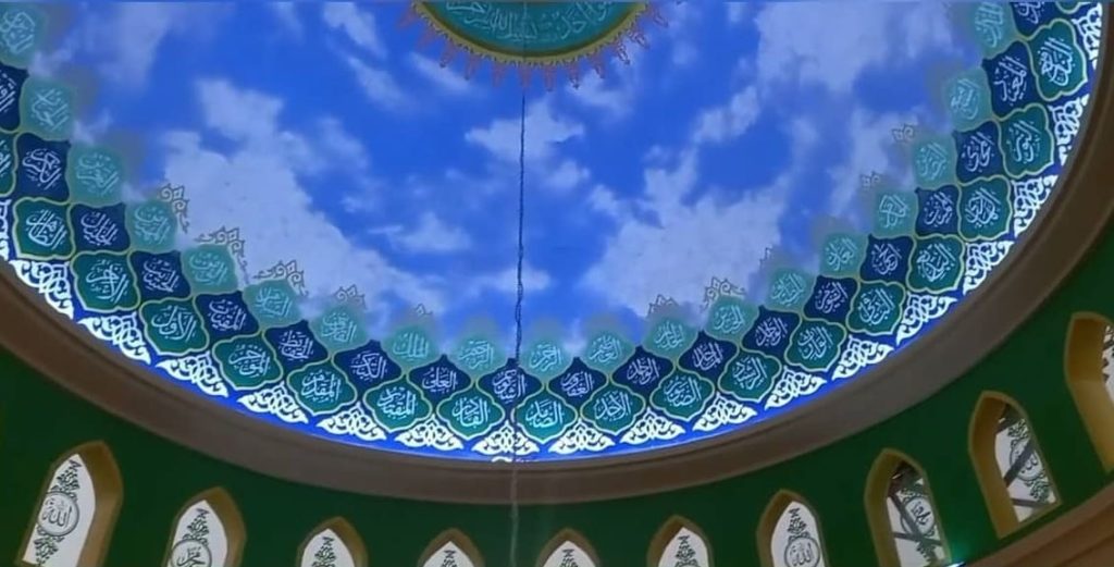Nuansa awan pada kubah dalam masjid. 