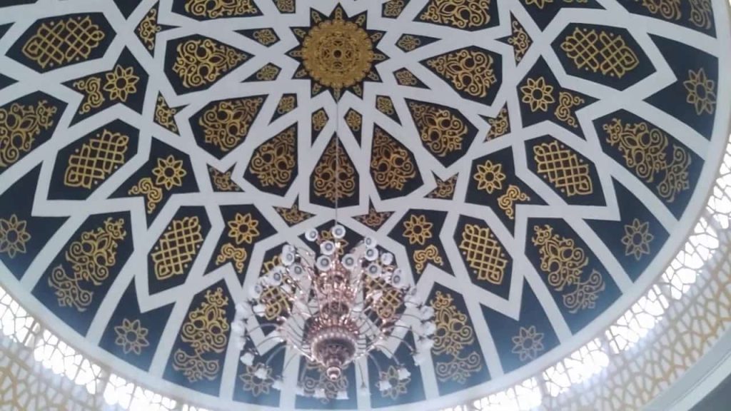 Motif ornamen pada kubah dalam masjid. 