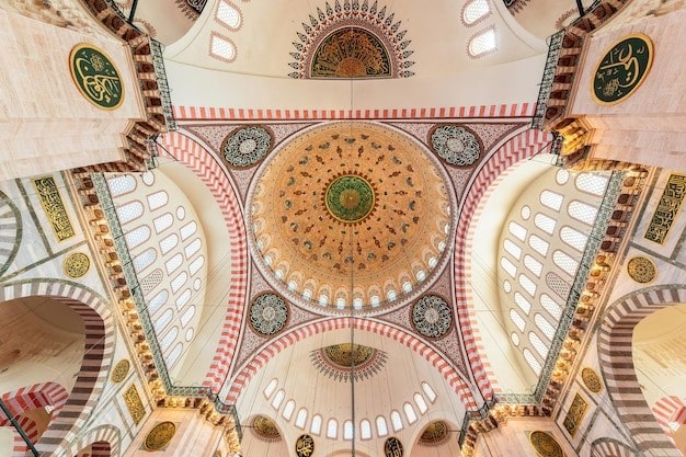 Desain mewah pada kubah dalam masjid. 