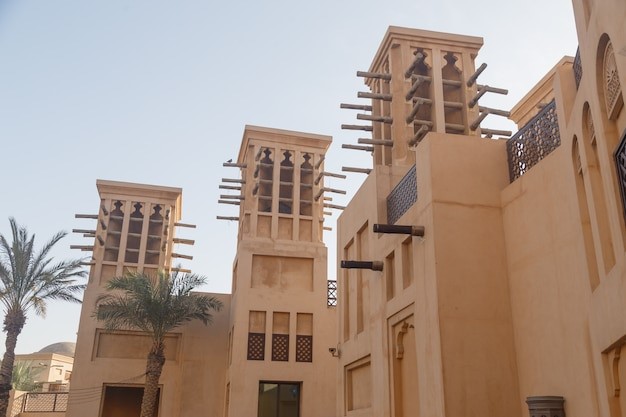 Tembok tinggi rumah di Arab Saudi. 