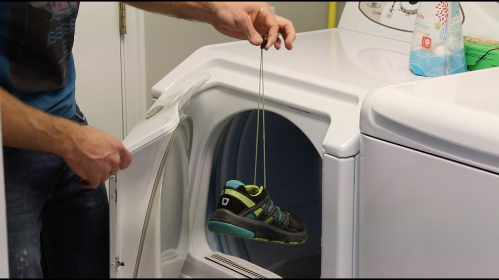 cara mengeringkan sepatu dengan cepat dengan mesin cuci