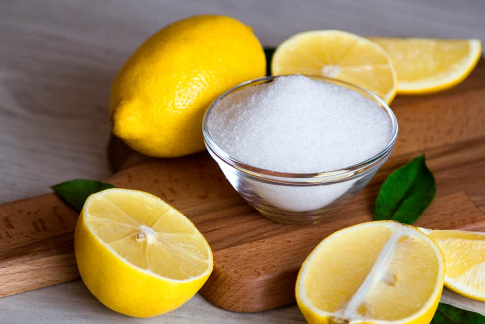 cara membersihkan kerak kloset jongkok dengan lemon 