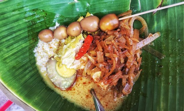 makan siang di Semarang Nasi Ayam Bu Nyoto