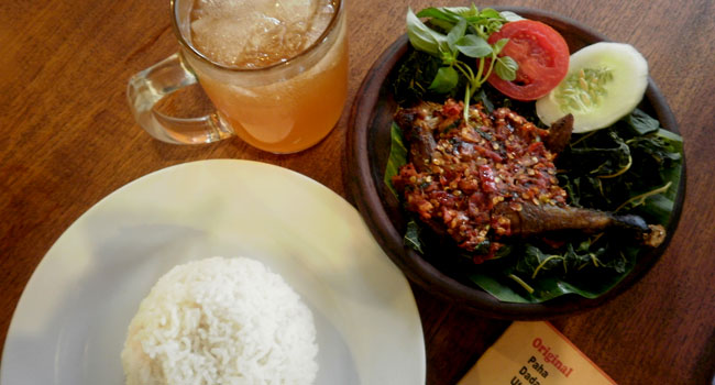 tempat makan di Karawang Bebek Goreng dan Ayam Pak Ndut