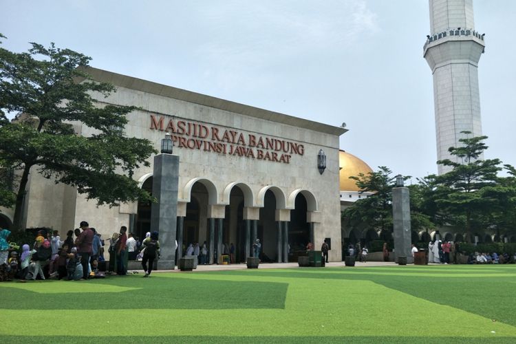 Menikmati Keindahan Masjid Raya Bandung