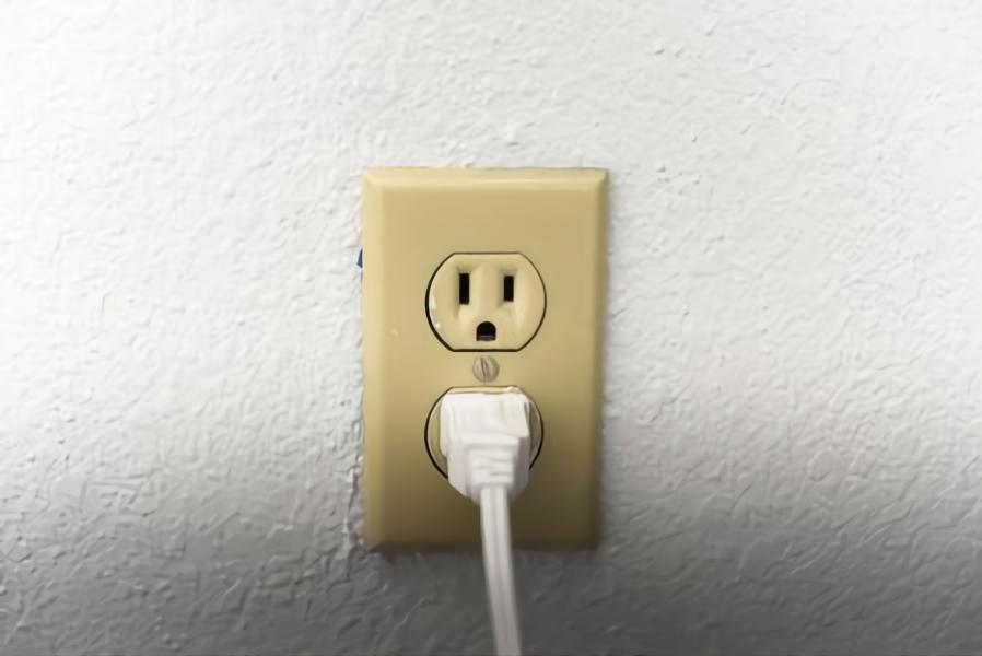 wall outlet adalah