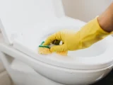 Cara menggunakan soda api untuk WC mampet