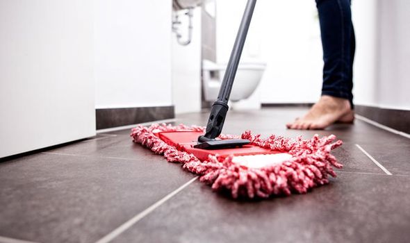 cara membersihkan lantai kamar mandi